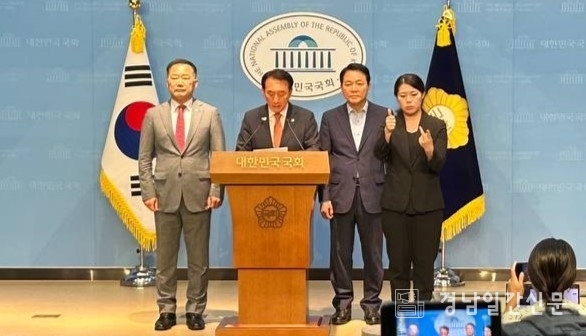 좌, 신성범 국회의원(산청·함양·거창·합천)