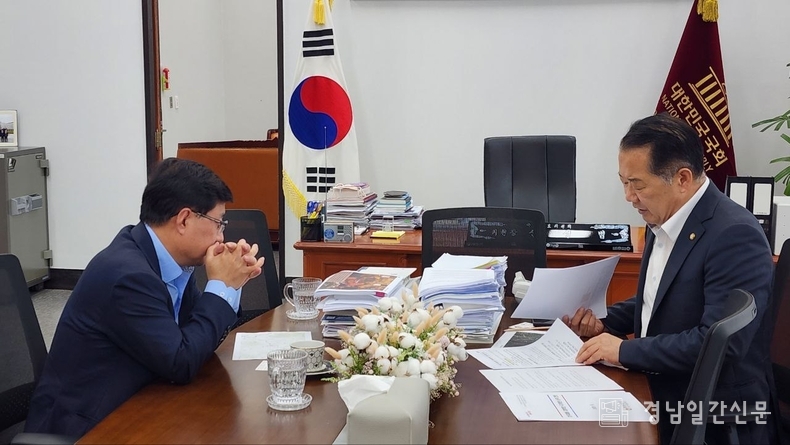 <strong>김성환 환경부 장관과 신성범 국회의원 면담</strong>