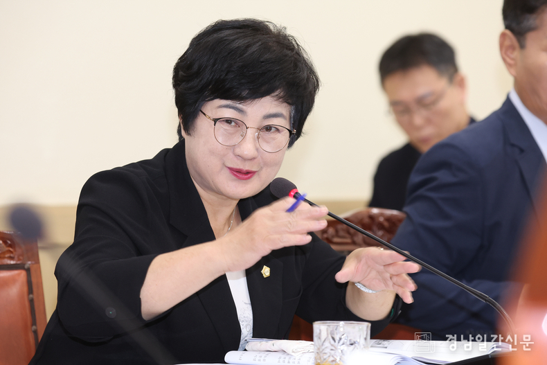 거창군의회 제288회 임시회에서 표주숙의원이 조례의 취지에 대해 설명하고 있다.