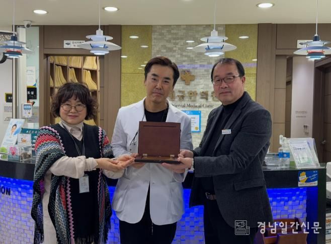합천군 한의사회 회장 안재규 군수 표창 수상