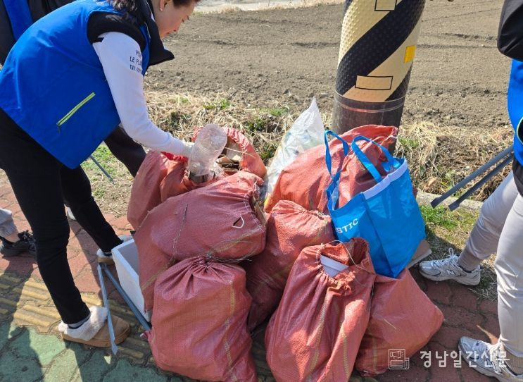 환경정화 캠페인 및 쓰레기 수거 활동
