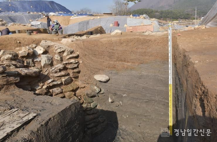 집수지 내부 퇴적층_아라가야의 왕성, 함안 가야리유적 조사 성과 공개