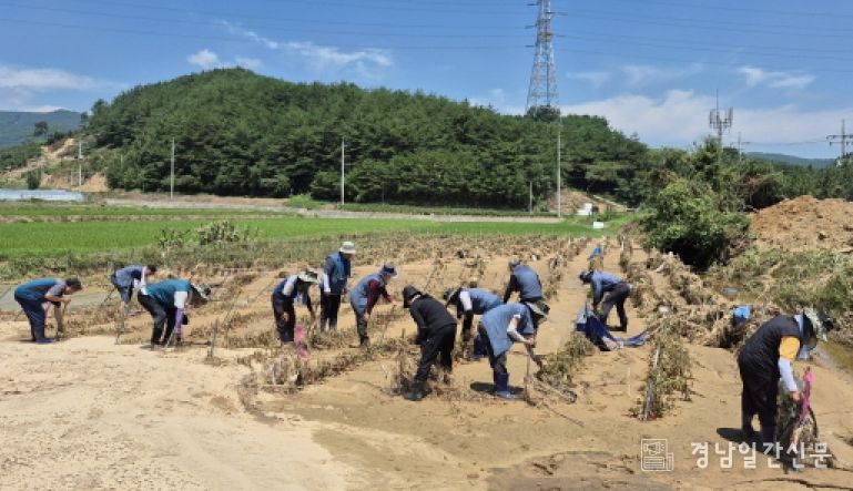 거창군 이장연합회, 산청군 호우피해지역 긴급 자원봉사활동 펼쳐