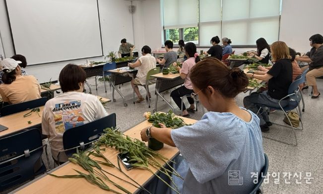 함안군립칠원도서관 8월 일일 강좌‘생화를 이용한 장식(내추럴 센터피스) 만들기’성료