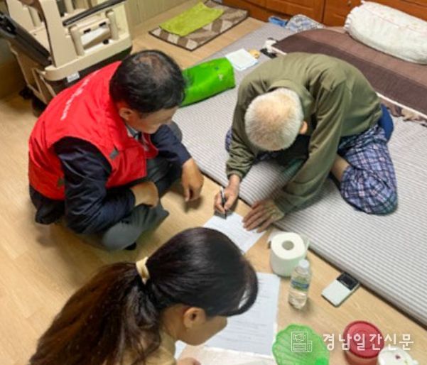 창녕군에서 민생회복 소비쿠폰 미신청가구에 찾아가는 신청을 시행하고 있다.