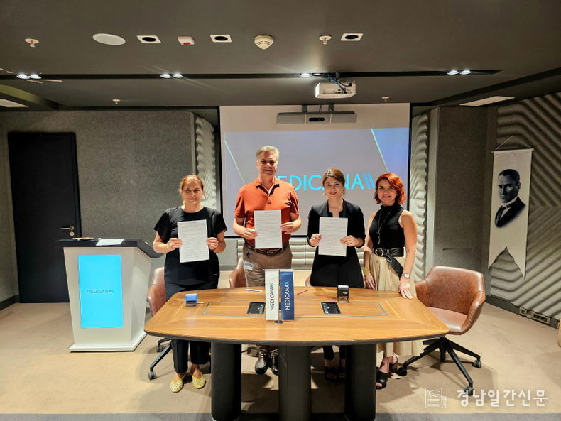 사진설명(좌측부터): Eventi Venti CEO 에제 산달리, Medicana 헬스그룹 의료서비스 총괄이사 코잘리 박사, Korever Company 대표 라힐 아마도바, Medicana 헬스그룹 의료프로세스 부서장 코냐 박사