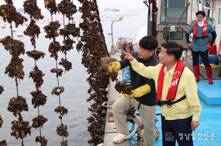 이상근 고성군수, 산소부족 물덩어리 발생에 따른 굴·가리비 피해 양식장 현장 방문