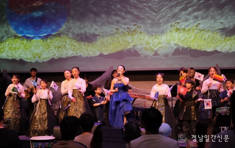 '국악과 K-POP의 만남' 창작국악그룹 FUN소리꾼, 새로운 장르 ‘모던소리’ 무대에서 열정적인 공연을 선보이고 있다. (국민경제TV제공)
