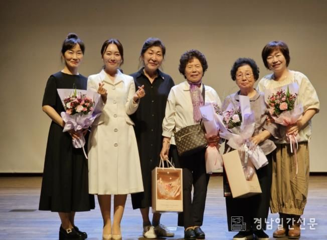 제25회 대한민국 여성 구상미술대전에서 수상한 창녕군민들이 기념촬영을 하고 있다