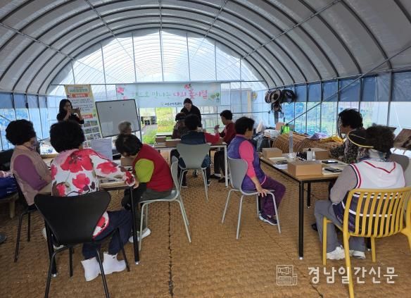 고성군가족센터, 2025년 노년층 1인 가구 지원 프로그램 『향으로 만나는 나의 꽃시절』 실시