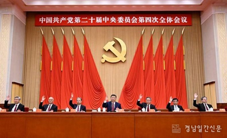 시진핑, 리창(李强), 자오러지(趙樂際), 왕후닝(王滬寧), 차이치(蔡奇), 딩쉐샹(丁薛祥), 리시(李希) 등이 주석대에 착석했다. (사진/신화통신)