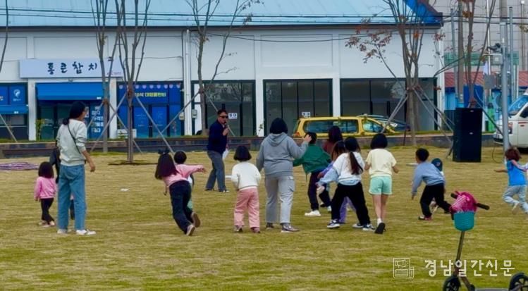 책둠벙도서관 앞 힐링공원에서 성황리 개최