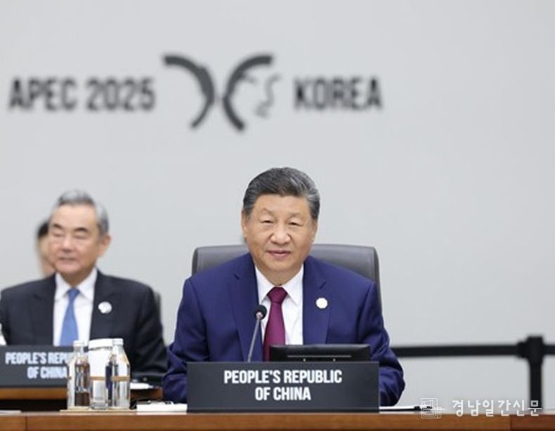 31일 오전 시진핑(習近平) 중국 국가주석은 '제32차 아시아태평양경제협력체(APEC) 경제체 지도자회의' 제1세션 회의에 참석해 '보혜·포용의 개방형 아시아태평양 경제를 공동 건설하자'는 제목의 중요 연설을 했다. (사진/신화통신)