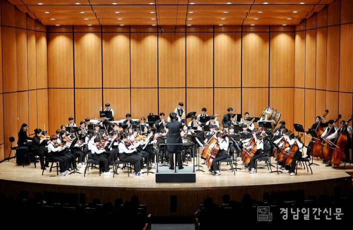 정기연주회 오케스트라 합주 모습