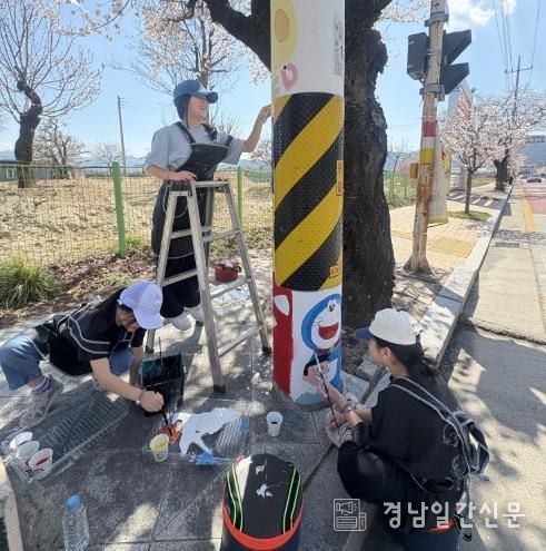 거창군 청소년이 만들어가는 협력의 색, 전신주 벽화로 피어나다