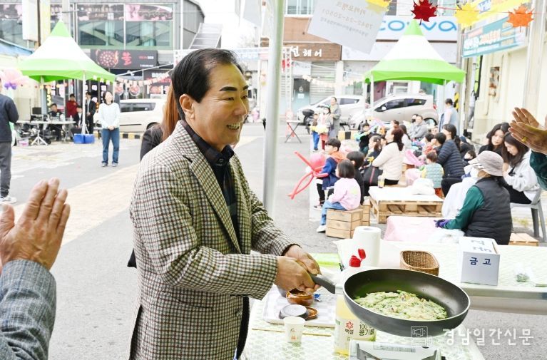 성낙인 창녕군수가 마당이 있는 교하마을축제 행사 일자리꿈터에서 행사장을 둘러보며 주민들과 소통하고 있다.