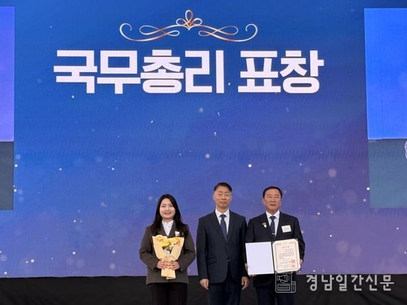 오른쪽에서 첫 번째 청운농원 황병태(63) 대표