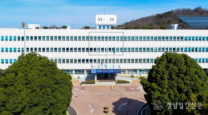 1. 창녕군청 전경