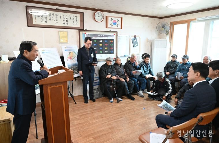 성낙인 창녕군수가 주민설명회에 참석해 주민들에게 사업 진행상황에 대해 이야기하고 있다.