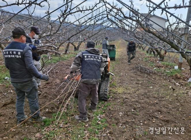 하동군, 수확기 맞아 영농부산물 파쇄팀 본격 가동