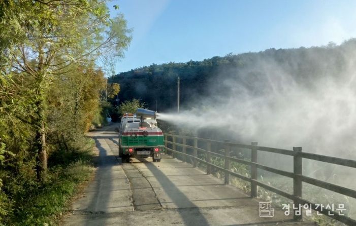 창녕군 소독차량, 철새도래지 소독 중인 모습
