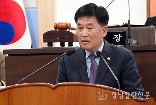 남해군의회 임태식 의원이 11월20일 제289회 제2차 정례회 제1차 본회의에서 5분 자유발언을 하고 있다.