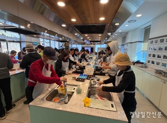 밀양시 2차 전입자 웰컴 투어-누구나코스 참여자들이 밀양한천테마파크 한천 양갱 만들기 체험을 하고 있다.