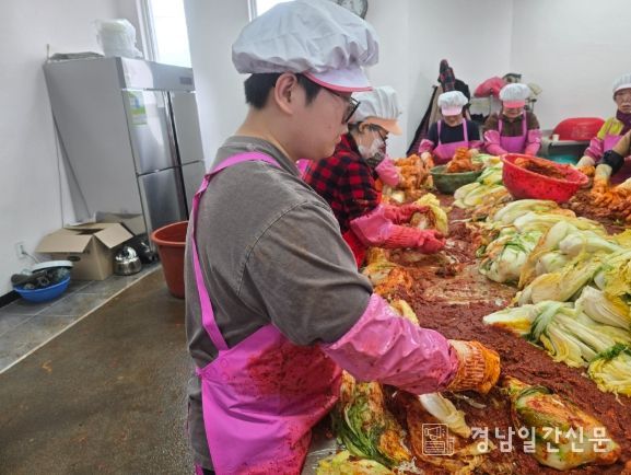 거창군종합사회복지센터, ‘사랑의 김장 나눔 행사’ 열어