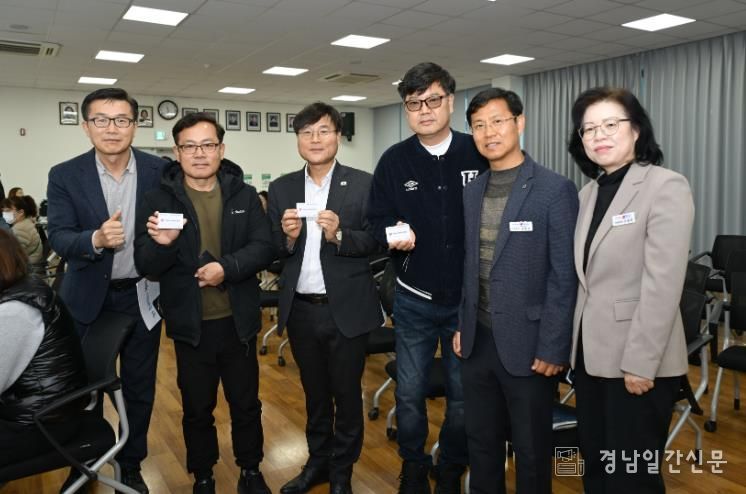 거제시장, 민생회복지원금 접수처 현장 점검