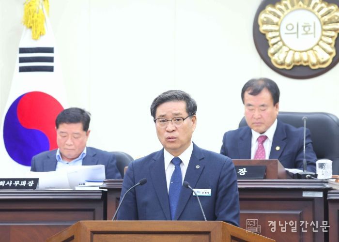 진병영 함양군수는 25일 제296회 함양군의회 제2차 정례회에서 2026년도 예산안을 제출하며 내년도 군정 운영 방향을 밝혔다.