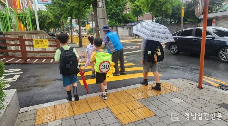 창원특례시, 2026년 노인일자리 사업 참여자 모집(노인장애인과)_노인일자리 노인공익활동 스쿨존지킴이