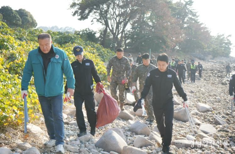 사천해경이 26일(수), 남해군 원천마을 해안가에서 유관기관과 함께 해안가 마약류 유입 합동 수색 중인 모습