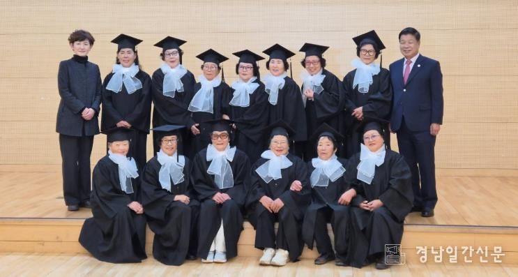 2025학년도 고성군 늘배움학교 졸업생 기념사진 촬영
