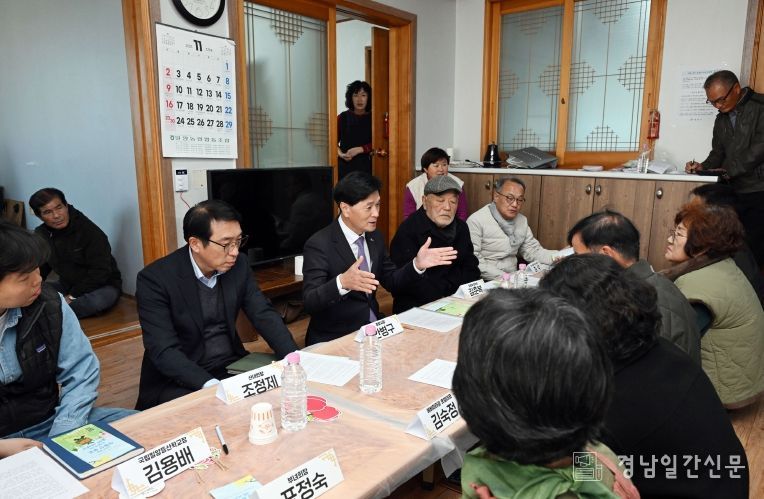 밀양시 산내면 동명마을 주민들과 얼음골 옛길 활성화 방안을 논의하는 간담회 모습