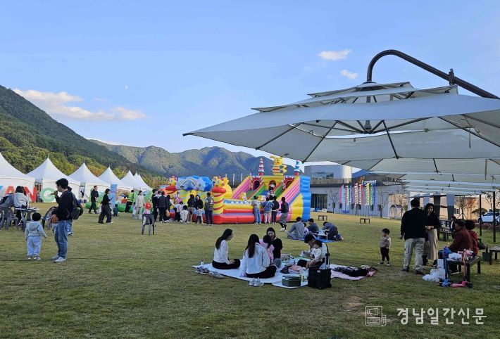 2025년 밀양 선샤인 농산물대전 전경(에어바운스 운영)