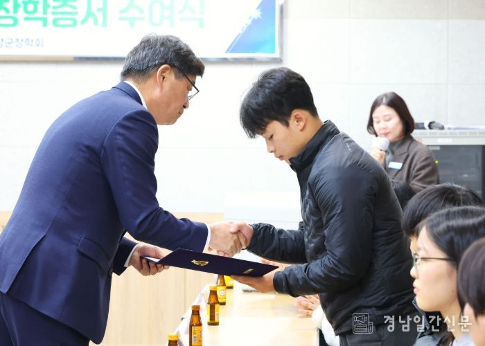 (재)함양군장학회는 지난 2일 함양군청 소회의실에서 ‘2025년 다자녀가정 자녀 장학금 수여식’을 열고 고등학생 11명, 대학생 11명 등 총 22명에게 2,447만 원의 장학금을 지급했다고 밝혔다.