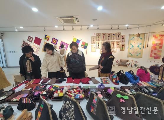 김해시규방공예연구회 ‘전통을 잇다, 짓다전’ 개최