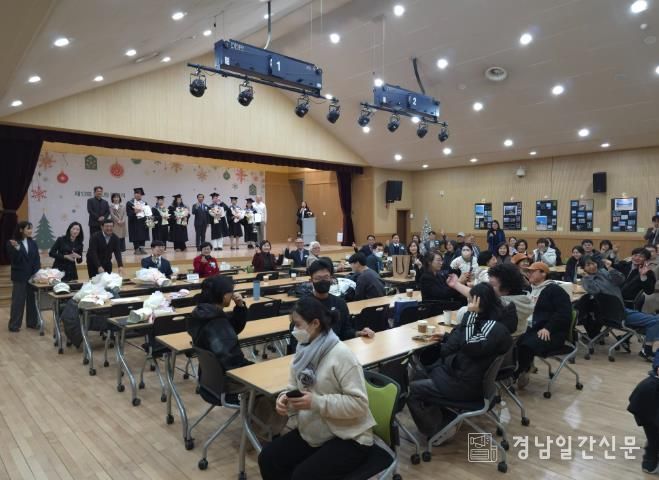 거창군 2025년 청소년상담복지센터 보고회 및 꿈드림 졸업식 개최