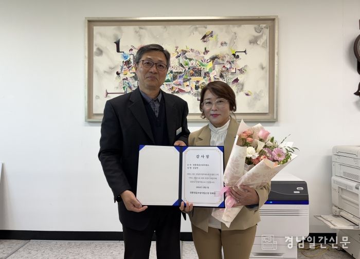 오른쪽 공갑연 씨, 왼쪽 친환경골프장사업소장 전재열