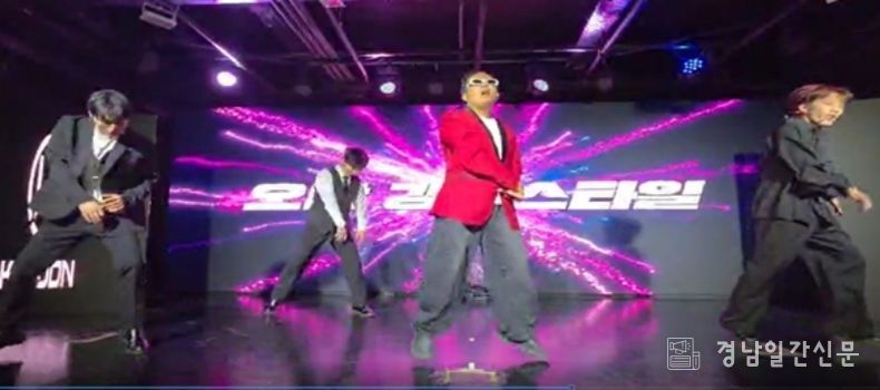 공연을 하고있는 인디스탈 소속 K-Pop 개그 아이돌 (사진제공: 주한외국기업연합회 KOFA)