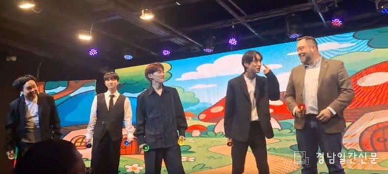 공연을 하고있는 K-Pop 개그 아이돌 과 바스티안 뢰슬러 회장 회장 (Plasmatreat Korea) (사진제공: 주한외국기업연합회 KOFA)