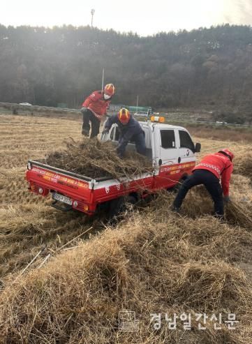 통영시, 산불예방 총력 대응 돌입 3(영농부산물 파쇄지원반 운영)
