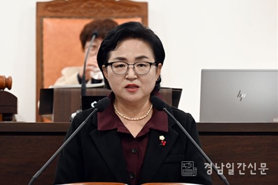남해군의회 제289회 제2차 정례회 제3차 본회의에서 장영자 의원이 예산결산특별위원회 심사보고를 하고 있다.