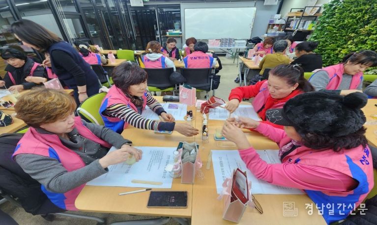 - 밀양시농업기술센터의 농촌 치유 프로그램 운영 모습