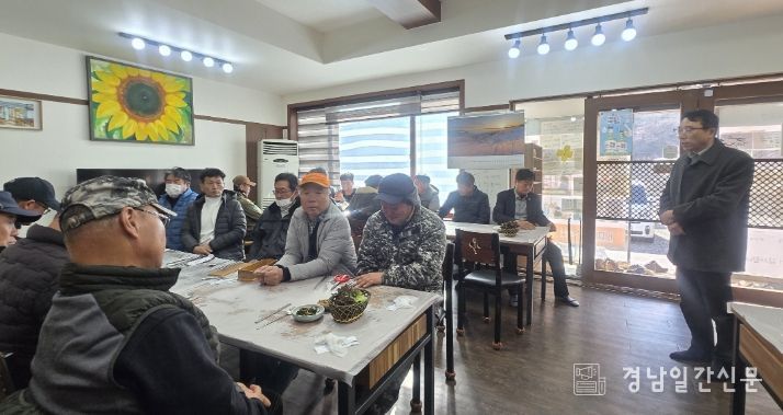 조정제 밀양시 산내면장이 산내면 특우회 연시 총회에서 새해 인사를 전하고 있다.