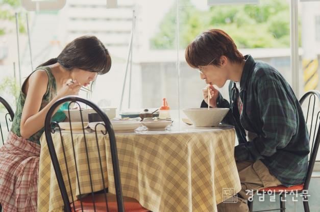 스크린이 전하는 남해의 풍광 '만약에 우리' 에서 만나요∼-영화 한 장면