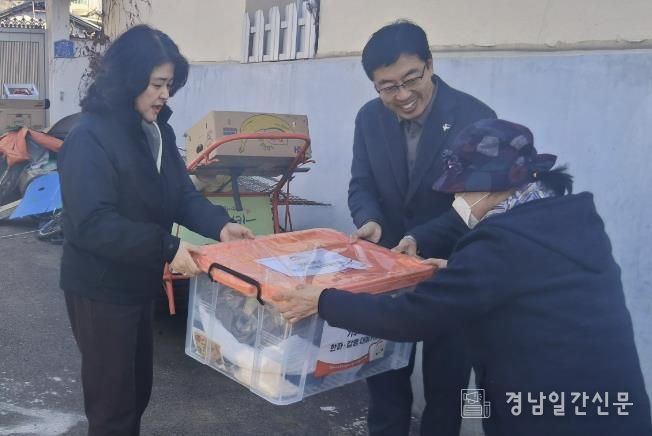 27일 노인여성아동과에서 폐지 수집 어르신을 방문해 방한키트를 전달하고 있다.