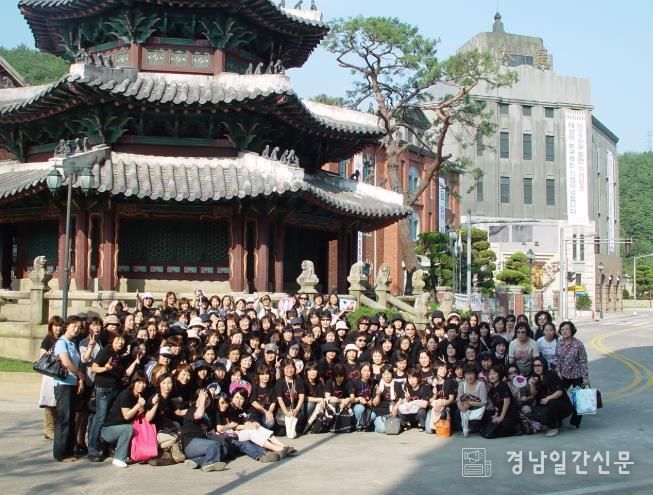 (합천군, 단체관광객 유치 여행사 인센티브사업 추진)- 영상테마파크를 방문한 단체관광객