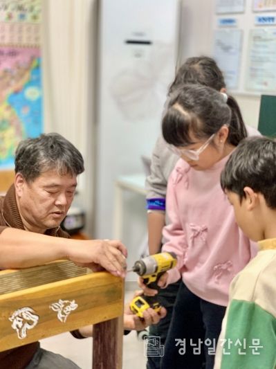 뚝딱뚝딱공작소(도천면 덕곡리 949-2)에서 아이들이 목공 체험을 하고 있다.