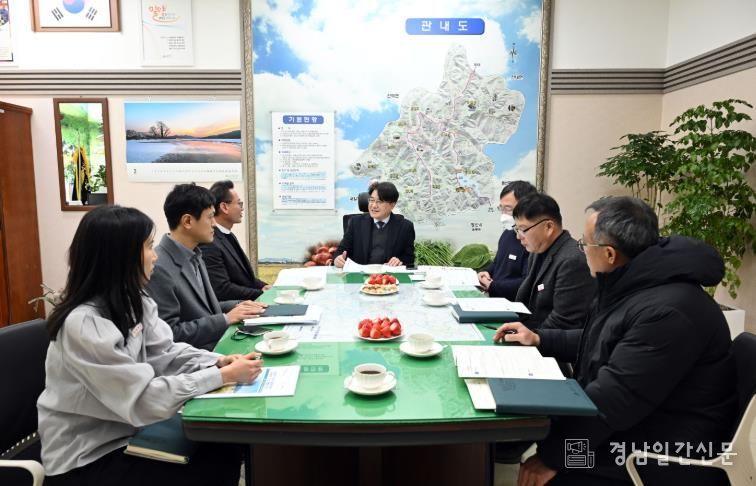 지난 6일 이정곤 밀양시 부시장이 단장면행정복지센터를 방문해 읍면동 현안을 점검하고 직원들과 소통하는 시간을 갖고 있다.